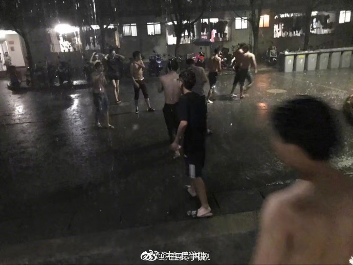{随机关键词}