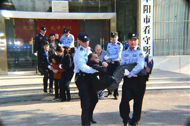 {随机关键词}