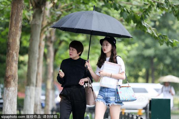 美女全身露出来和帅哥亲嘴