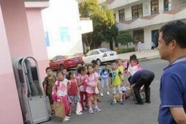 {随机关键词}