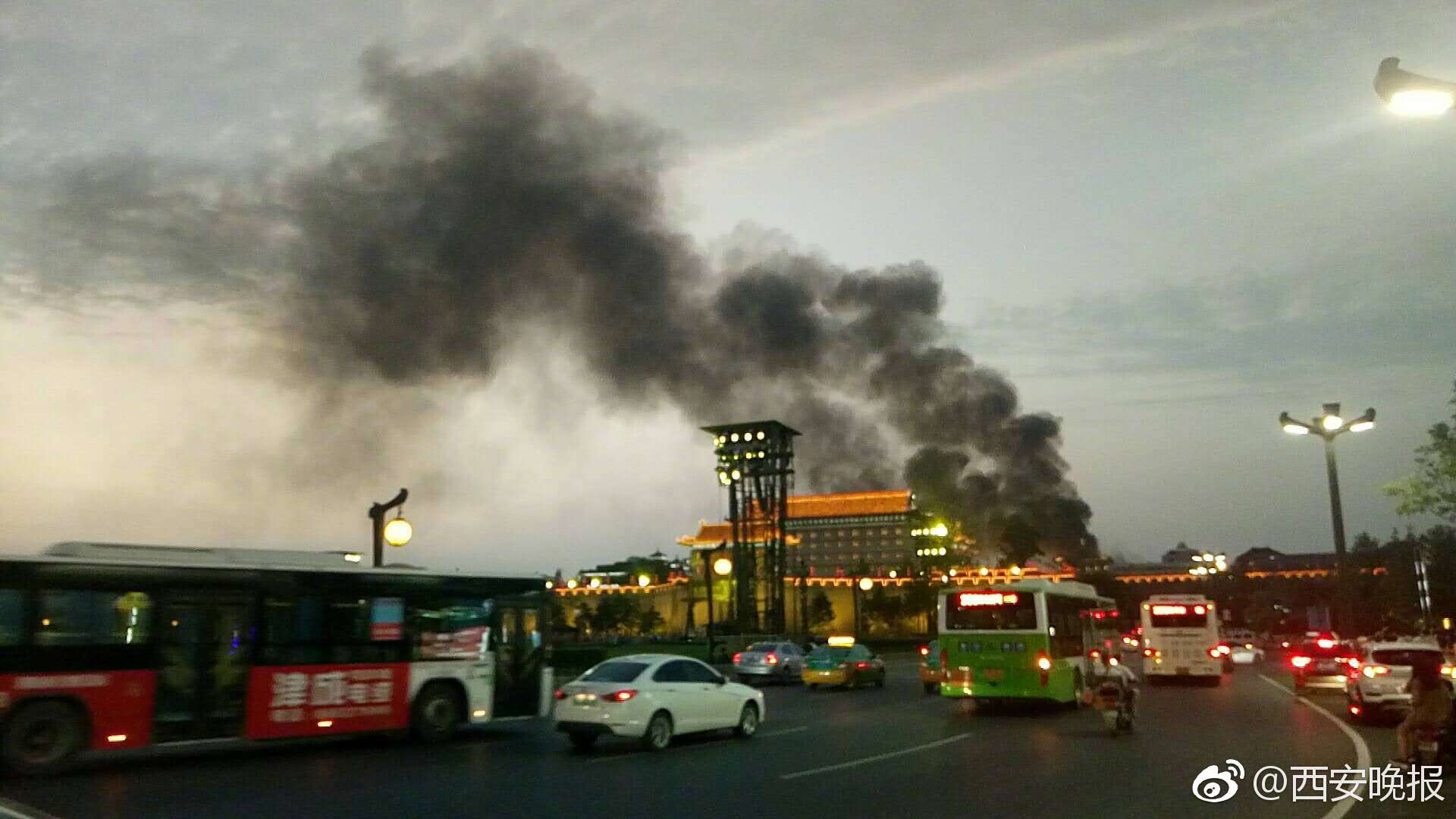 爆操白丝眼镜御姐